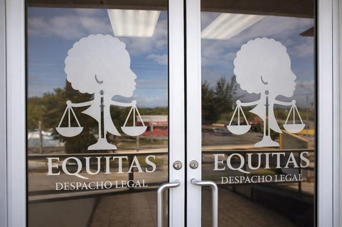Puertas de cristal de la oficina con el logo de Equitas